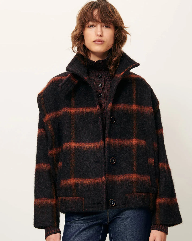 Krótki, ciepły płaszcz Paolino Navyrust w czerwoną kratę z wysokim kołnierzem i zakładkami przy otworach na ramiona. Zapinany na guziki. Z przodu posiada dwie kieszenie. Wykonany z miękkiej dzianiny z bawełną i wełną. Idealny jako dopełnienie codziennych, jesiennych stylizacji.&nbsp;