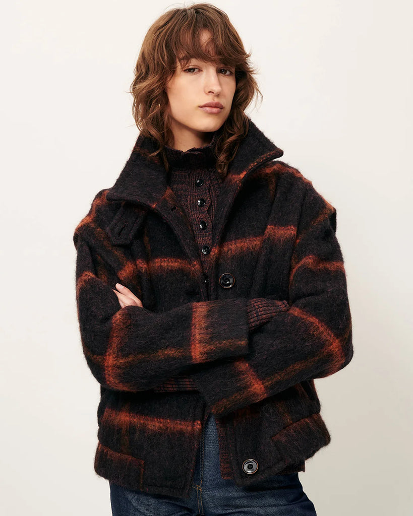 Krótki, ciepły płaszcz Paolino Navyrust w czerwoną kratę z wysokim kołnierzem i zakładkami przy otworach na ramiona. Zapinany na guziki. Z przodu posiada dwie kieszenie. Wykonany z miękkiej dzianiny z bawełną i wełną. Idealny jako dopełnienie codziennych, jesiennych stylizacji.&nbsp;