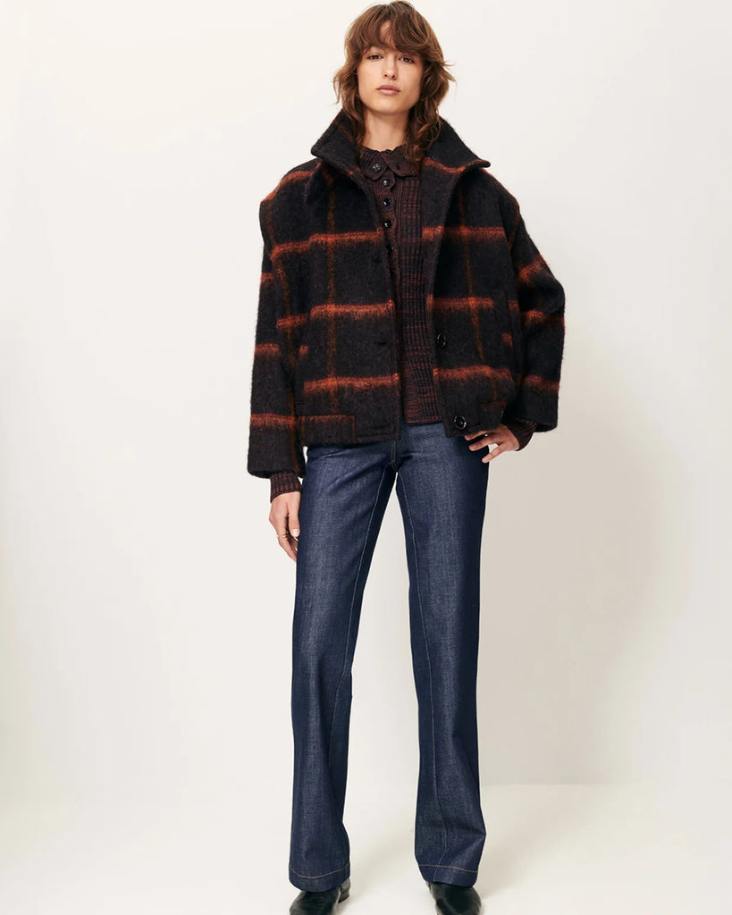 Krótki, ciepły płaszcz Paolino Navyrust w czerwoną kratę z wysokim kołnierzem i zakładkami przy otworach na ramiona. Zapinany na guziki. Z przodu posiada dwie kieszenie. Wykonany z miękkiej dzianiny z bawełną i wełną. Idealny jako dopełnienie codziennych, jesiennych stylizacji.&nbsp;