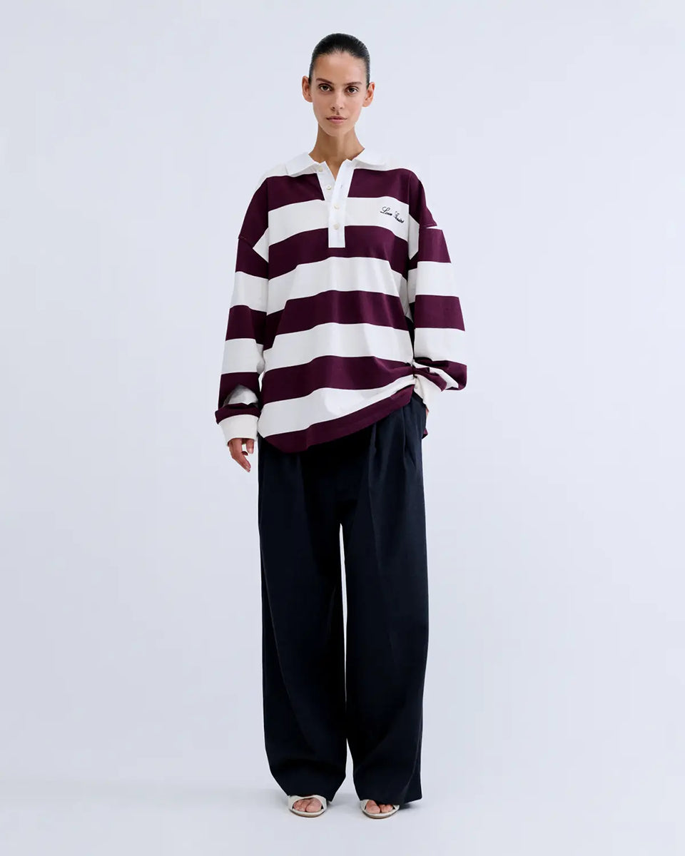 Luźny longsleeve z długim rękawem Paul Stripes Love Stories o ponadczasowym wzorze w kremowo-bordowe paski. Posiada kołnierzyk zapinany na guziki. Nad prawą piersią znajduje się niewielkie logo marki. Wykonany z lekkiej bawełny, zapewnia komfort noszenia przez cały dzień. Jest wszechstronnym elementem garderoby, który łatwo zestawić zarówno z codziennymi, jak i bardziej eleganckimi stylizacjami.
