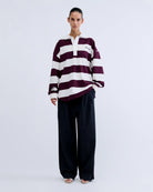 Luźny longsleeve z długim rękawem Paul Stripes Love Stories o ponadczasowym wzorze w kremowo-bordowe paski. Posiada kołnierzyk zapinany na guziki. Nad prawą piersią znajduje się niewielkie logo marki. Wykonany z lekkiej bawełny, zapewnia komfort noszenia przez cały dzień. Jest wszechstronnym elementem garderoby, który łatwo zestawić zarówno z codziennymi, jak i bardziej eleganckimi stylizacjami.