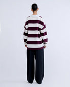 Luźny longsleeve z długim rękawem Paul Stripes Love Stories o ponadczasowym wzorze w kremowo-bordowe paski. Posiada kołnierzyk zapinany na guziki. Nad prawą piersią znajduje się niewielkie logo marki. Wykonany z lekkiej bawełny, zapewnia komfort noszenia przez cały dzień. Jest wszechstronnym elementem garderoby, który łatwo zestawić zarówno z codziennymi, jak i bardziej eleganckimi stylizacjami.