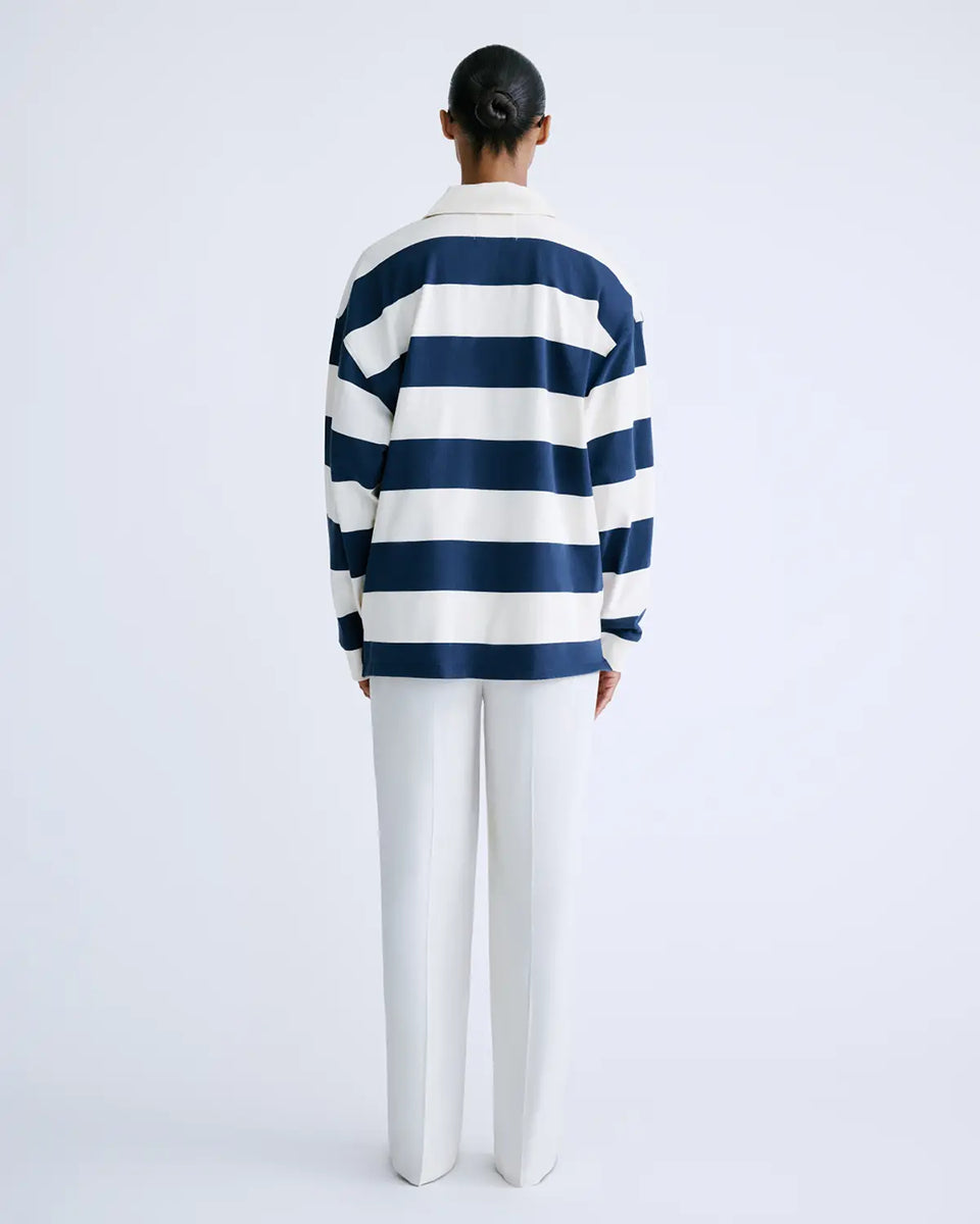 Longsleeve z długim rękawem Paul Stripes Love Stories o ponadczasowym wzorze w kremowo-granatowe paski. Posiada kołnierzyk zapinany na guziki. Nad prawą piersią znajduje się niewielkie logo marki. Wykonany z lekkiej bawełny, zapewnia komfort noszenia przez cały dzień. Jest wszechstronnym elementem garderoby, który łatwo zestawić zarówno z codziennymi, jak i bardziej eleganckimi stylizacjami.