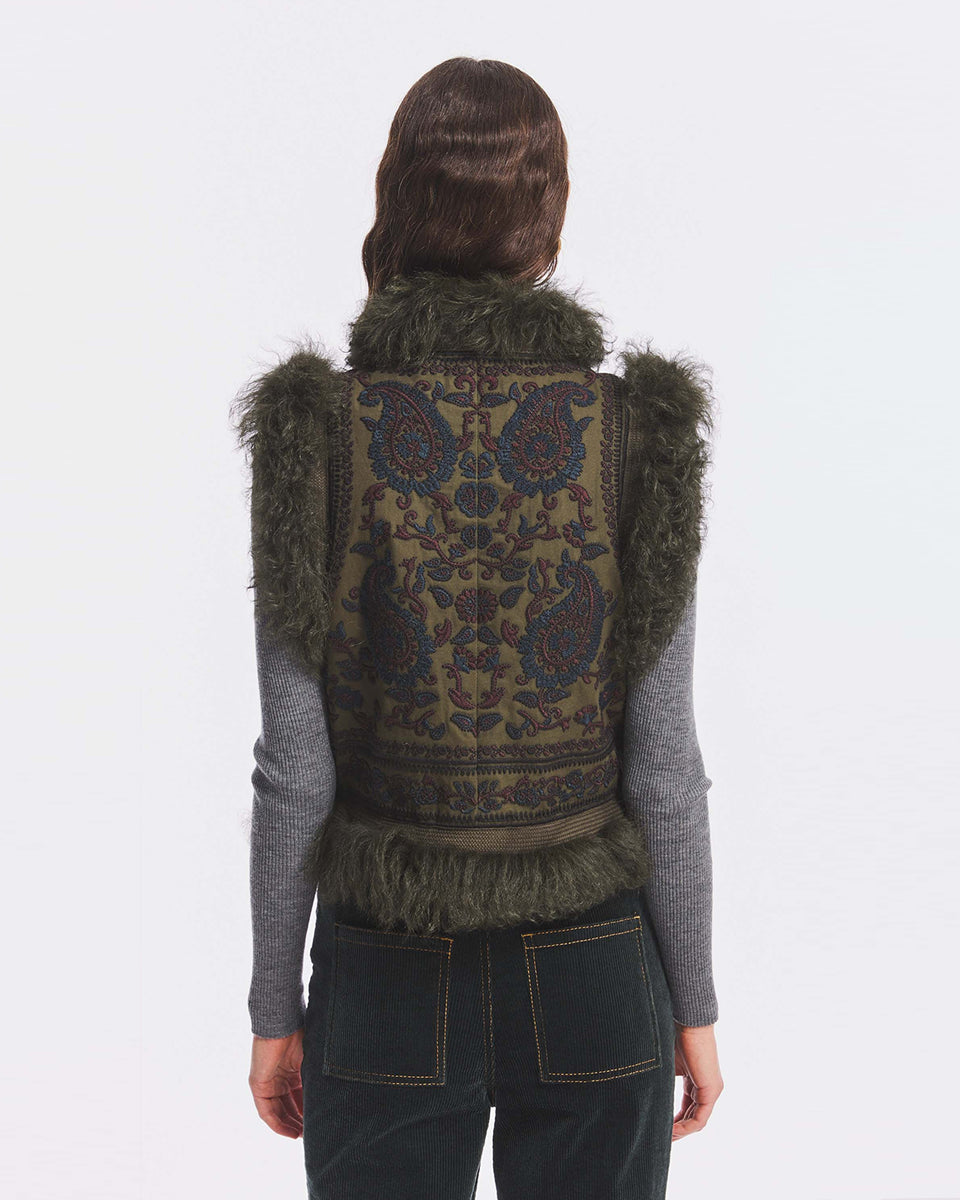 Krótka kamizelka Pauline Kaki marki Antik Batik o wyraźnym, etnicznym charakterze nawiązującym do stylu boho-chic. Jest to fason sięgający do linii bioder, z otwartym przodem, bez widocznego zapięcia. Przód kamizelki zdobi bogaty, symetryczny haft. Wykonana z miękkiej, bawełnianej tkaniny. Wszystkie krawędzie zostały obszyte futerkiem, nadając jej zimowy charakter.

-Bogate, asymetryczne hafty

-Miękka, bawełniana tkanina&nbsp;