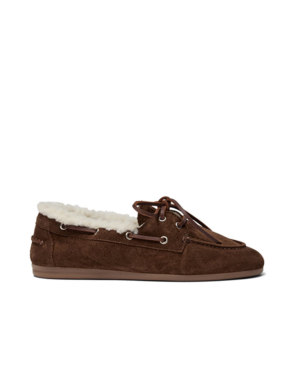 Brązowe, zamszowe mokasyny PAVilde Brown Suede wykonane ręcznie w Portugalii. Wyróżniają się gumową podeszwą zewnętrzną, skórzaną wkładką oraz ciepłą, wełnianą wyściółką w jasnym kolorze, która tworzy puszysty kołnierz wokół cholewki. Styl obuwia dopełniają ozdobne rzemyki z przodu i po bokach, przechodzące przez metalowe oczka.

-Rozmiarówka jest standardowa. Zamów buty w rozmiarze, który nosisz zazwyczaj.&nbsp;