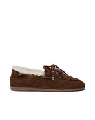 Brązowe, zamszowe mokasyny PAVilde Brown Suede wykonane ręcznie w Portugalii. Wyróżniają się gumową podeszwą zewnętrzną, skórzaną wkładką oraz ciepłą, wełnianą wyściółką w jasnym kolorze, która tworzy puszysty kołnierz wokół cholewki. Styl obuwia dopełniają ozdobne rzemyki z przodu i po bokach, przechodzące przez metalowe oczka.

-Rozmiarówka jest standardowa. Zamów buty w rozmiarze, który nosisz zazwyczaj.&nbsp;