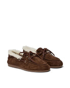 Brązowe, zamszowe mokasyny PAVilde Brown Suede wykonane ręcznie w Portugalii. Wyróżniają się gumową podeszwą zewnętrzną, skórzaną wkładką oraz ciepłą, wełnianą wyściółką w jasnym kolorze, która tworzy puszysty kołnierz wokół cholewki. Styl obuwia dopełniają ozdobne rzemyki z przodu i po bokach, przechodzące przez metalowe oczka.

-Rozmiarówka jest standardowa. Zamów buty w rozmiarze, który nosisz zazwyczaj.&nbsp;