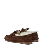 Brązowe, zamszowe mokasyny PAVilde Brown Suede wykonane ręcznie w Portugalii. Wyróżniają się gumową podeszwą zewnętrzną, skórzaną wkładką oraz ciepłą, wełnianą wyściółką w jasnym kolorze, która tworzy puszysty kołnierz wokół cholewki. Styl obuwia dopełniają ozdobne rzemyki z przodu i po bokach, przechodzące przez metalowe oczka.

-Rozmiarówka jest standardowa. Zamów buty w rozmiarze, który nosisz zazwyczaj.&nbsp;