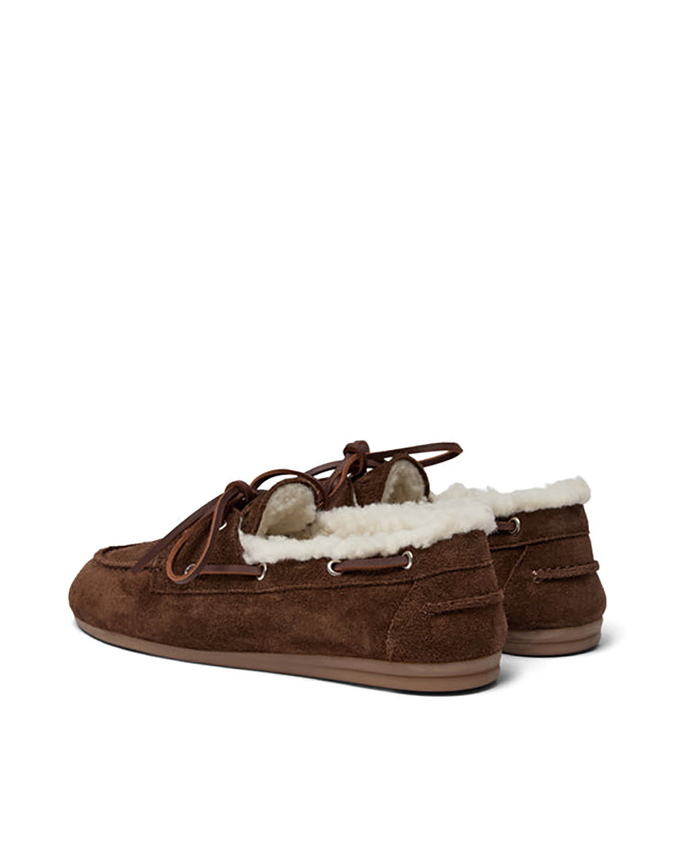 Brązowe, zamszowe mokasyny PAVilde Brown Suede wykonane ręcznie w Portugalii. Wyróżniają się gumową podeszwą zewnętrzną, skórzaną wkładką oraz ciepłą, wełnianą wyściółką w jasnym kolorze, która tworzy puszysty kołnierz wokół cholewki. Styl obuwia dopełniają ozdobne rzemyki z przodu i po bokach, przechodzące przez metalowe oczka.

-Rozmiarówka jest standardowa. Zamów buty w rozmiarze, który nosisz zazwyczaj.&nbsp;