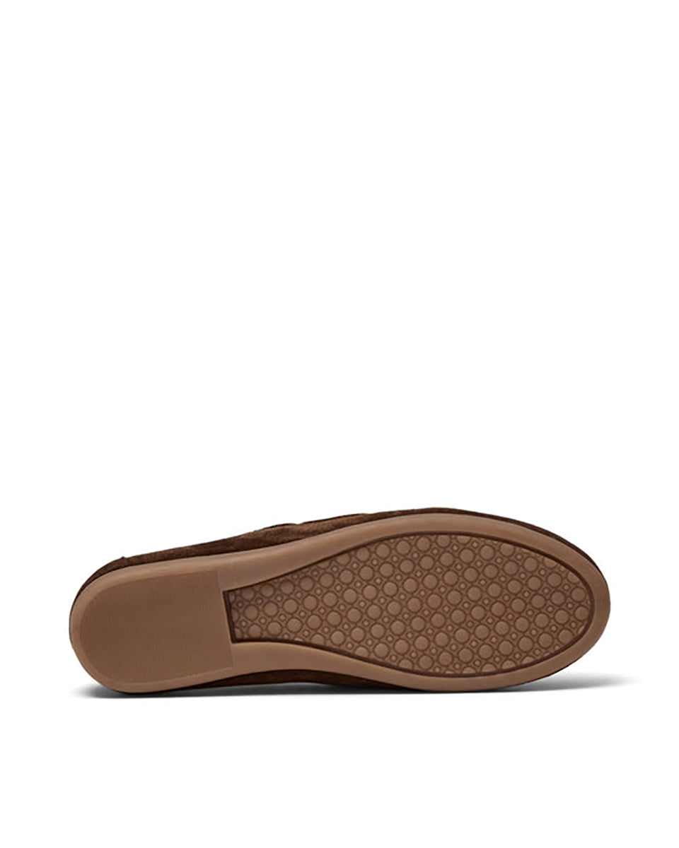 Brązowe, zamszowe mokasyny PAVilde Brown Suede wykonane ręcznie w Portugalii. Wyróżniają się gumową podeszwą zewnętrzną, skórzaną wkładką oraz ciepłą, wełnianą wyściółką w jasnym kolorze, która tworzy puszysty kołnierz wokół cholewki. Styl obuwia dopełniają ozdobne rzemyki z przodu i po bokach, przechodzące przez metalowe oczka.

-Rozmiarówka jest standardowa. Zamów buty w rozmiarze, który nosisz zazwyczaj.&nbsp;