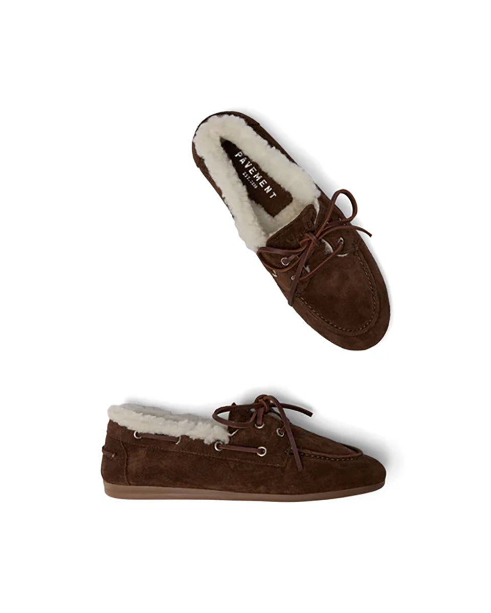 Brązowe, zamszowe mokasyny PAVilde Brown Suede wykonane ręcznie w Portugalii. Wyróżniają się gumową podeszwą zewnętrzną, skórzaną wkładką oraz ciepłą, wełnianą wyściółką w jasnym kolorze, która tworzy puszysty kołnierz wokół cholewki. Styl obuwia dopełniają ozdobne rzemyki z przodu i po bokach, przechodzące przez metalowe oczka.

-Rozmiarówka jest standardowa. Zamów buty w rozmiarze, który nosisz zazwyczaj.&nbsp;