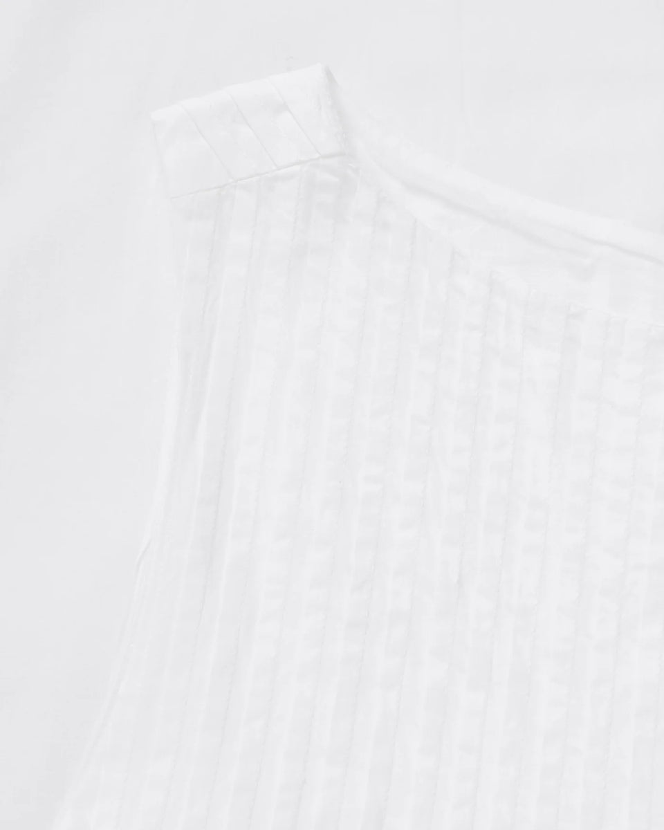 Luźna, bawełniana, trapezowa, maxi sukienka Pavlova Optic White marki SKALL bez rękawów. Ma okrągły dekolt i zapięcie z tyłu na guzik. W górnej części klatki piersiowej posiada pionowe przeszycia i marszczenia. Ma długość do kostek. Wykonana z organicznej, bawełnianej popeliny.

-Luźny, trapezowy krój

-Pionowe przeszycia i marszczenia

-Zamów sukienkę w swoim standardowym rozmiarze