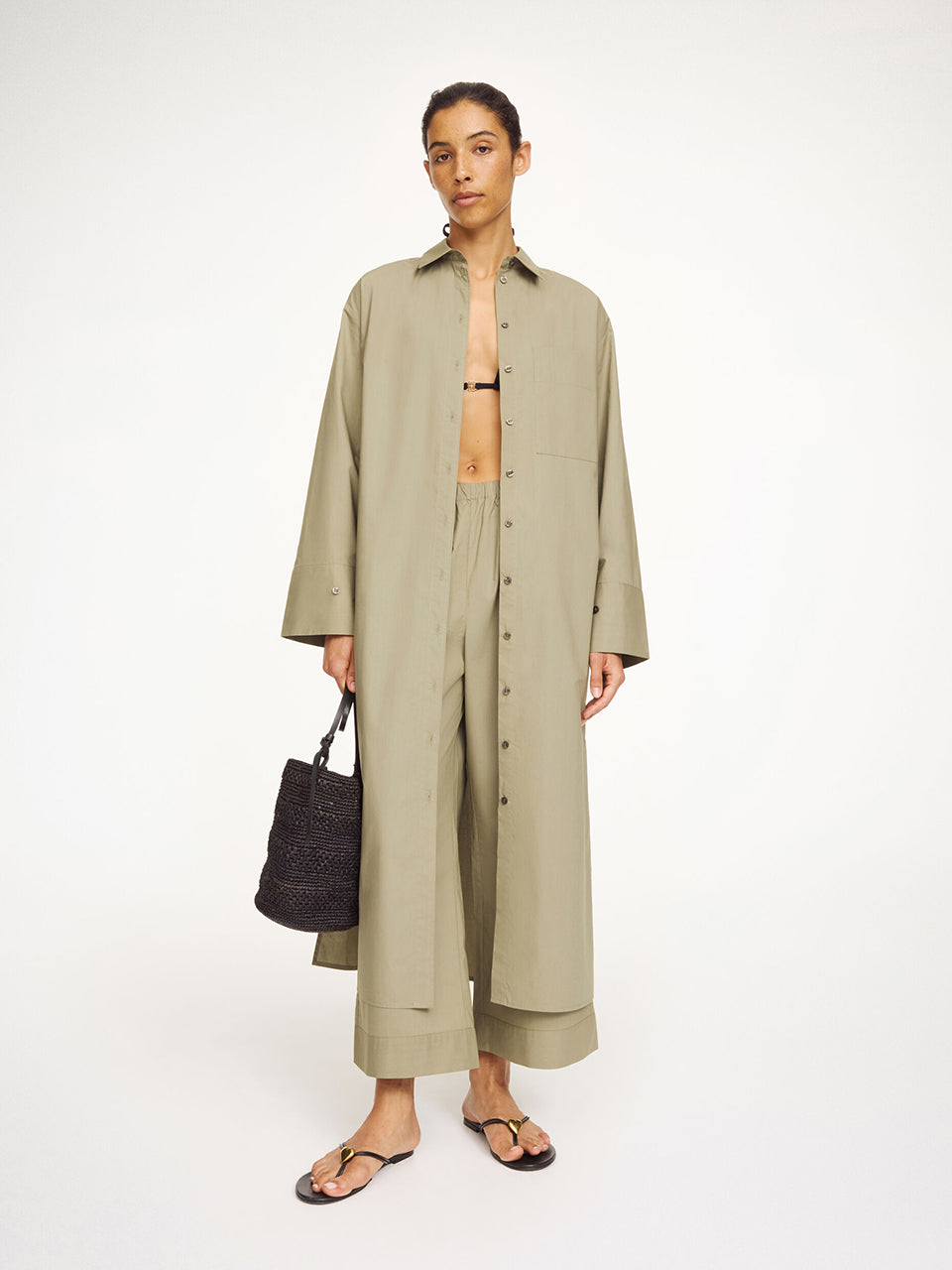 Luźna, długa, wielofunkcyjna sukienka Perroti Deep Lichen Green By Malene Birger z koszulowym kołnierzykiem, długimi rękawami zakończonymi mankietami i rozcięciami po bokach. Zapinana z przodu na guziki. Posiada kieszenie boczne. Wykonana z przewiewnej bawełny organicznej. Można nosić ją samą lub rozpiętą- jako dodatek do uzupełnienienia stylizacji.&nbsp;

-Luźny, koszulowy krój

-Przewiewna bawełna organiczna&nbsp;

-Zamów w swoim standardowym rozmiarze