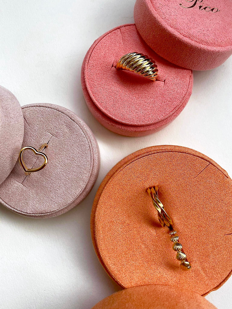 Pierścionek Althea Pico Copenhagen z pięknymi detalami.&nbsp;

Bez niklu.&nbsp;