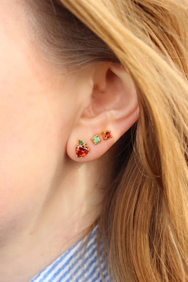 Niewielkie, pozłacane kolczyki wkręty z kryształowymi jabłkami Apple Crystal Stud Pico Copenhagen.
