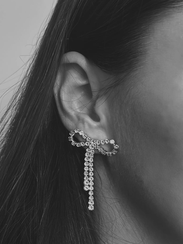 Urocze, kryształowe kolczyki Arco Large Crystal z kokardką marki Pico Copenhagen.&nbsp;

Kolczyki nie podlegają zwrotom ani wymianom ze względów higienicznych