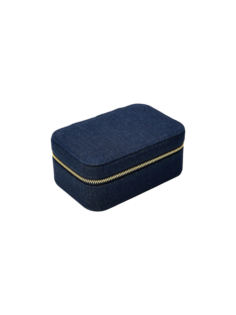 Kuferek do przechowywania biżuterii Pico Copenhagen z przegródkami wewnątrz. Obszyty tkaniną imitującą jeans. Zapinany za pomocą zamka błyskawicznego. To idealny pomysł na prezent.&nbsp;