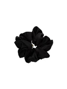 Duża, satynowa, czarna gumka do włosów scrunchie Cali Pico Copenhagen. Wykonana ręcznie. Dodatek, który podkręci każdą stylizację.  