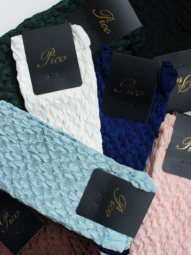 Urocze, jednokolorowe skarpetki Clover Pico Copenhagen z tkanym wzorem koniczyny. Rozmiar uniwersalny.&nbsp;