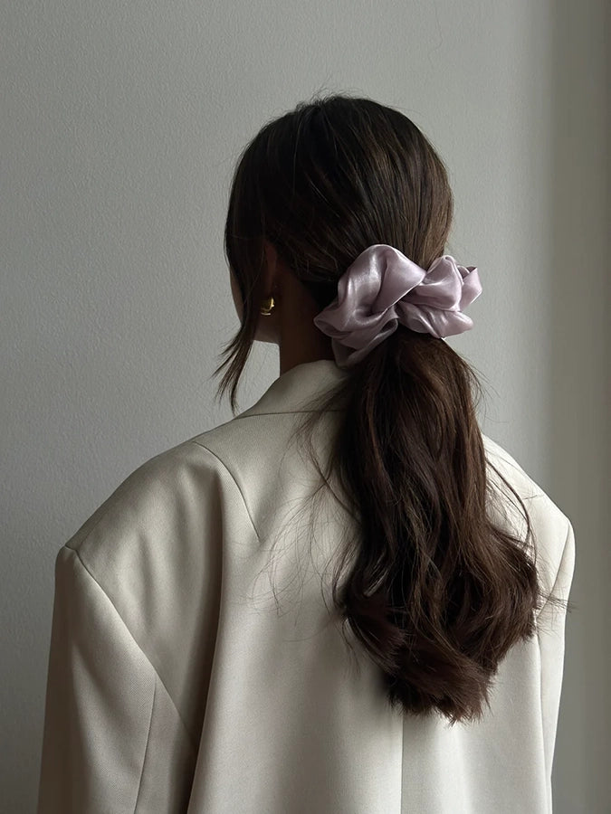 Duża gumka do włosów scrunchie Dreamy Pico Copenhagen z połyskującej organzy.