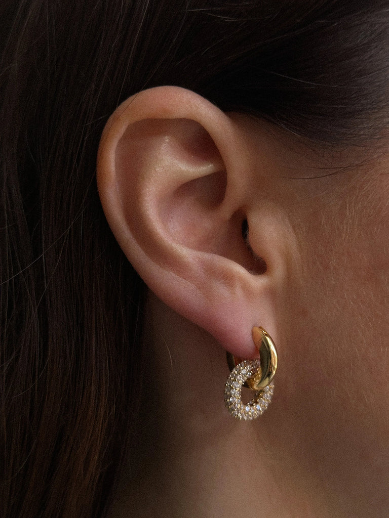 e, kryształowe kolczyki Emmeline Crystal Pico Copenhagen z dwoma kółkami, jednym gładkim i drugim ozdobionym błyszczącymi kryształkami.

Bez niklu.

Kolczyki nie podlegają wymianom ani zwrotom ze względów higienicznych.