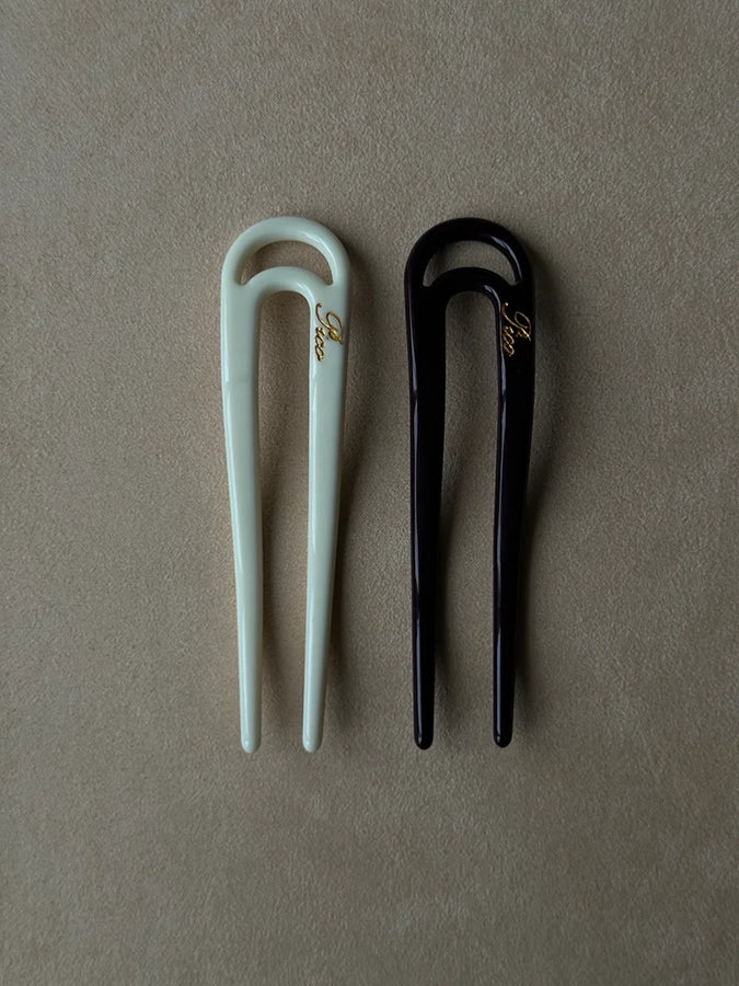 Minimalistyczna spinka French Pin Jolie Pico Copenhagen do eleganckich upięć.