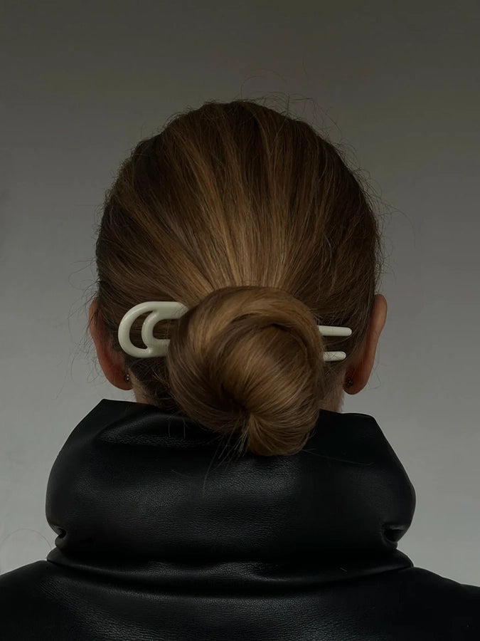 Minimalistyczna spinka French Pin Jolie Pico Copenhagen do eleganckich upięć.