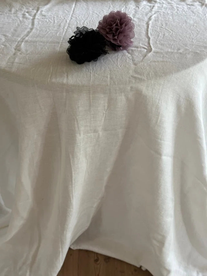Duża spinka do włosów z dużymi zębami Lace Rose Pico Copenhagen i z materiałową, koronkową różą.&nbsp;