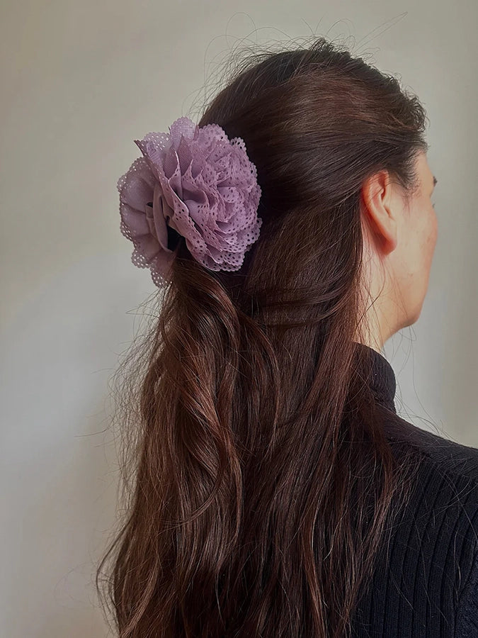 Duża spinka do włosów z dużymi zębami Lace Rose Pico Copenhagen i z materiałową, koronkową różą.