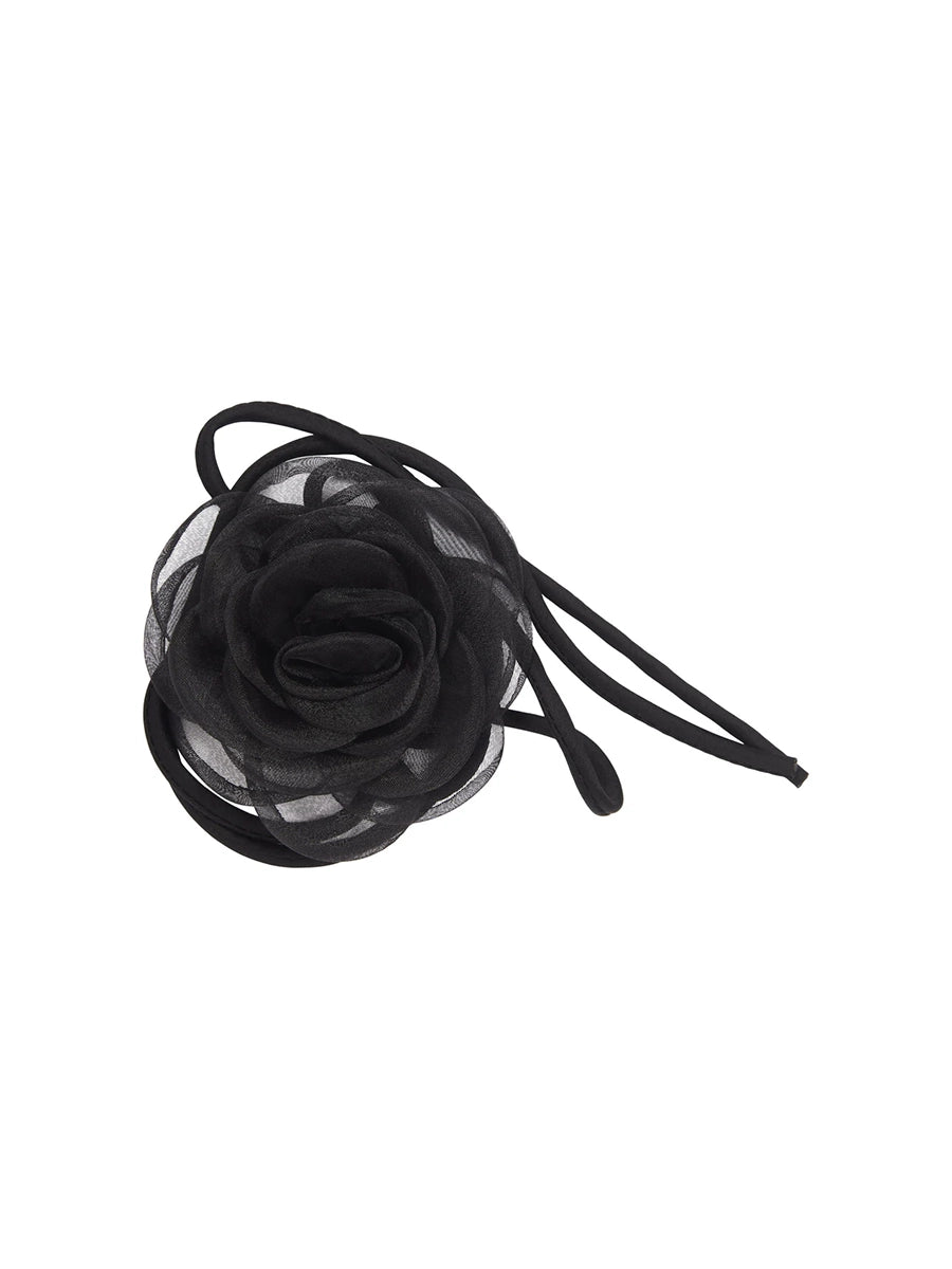 Naszyjnik z czarną różą z organzy na wiązanym sznurku Organza Rose String Pico Copenhagen
