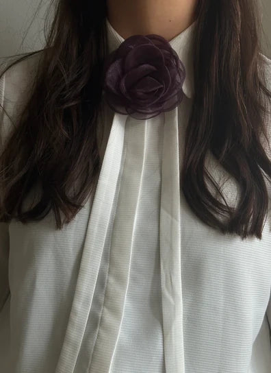 Naszyjnik z czarną różą z organzy na wiązanym sznurku Organza Rose String Pico Copenhagen