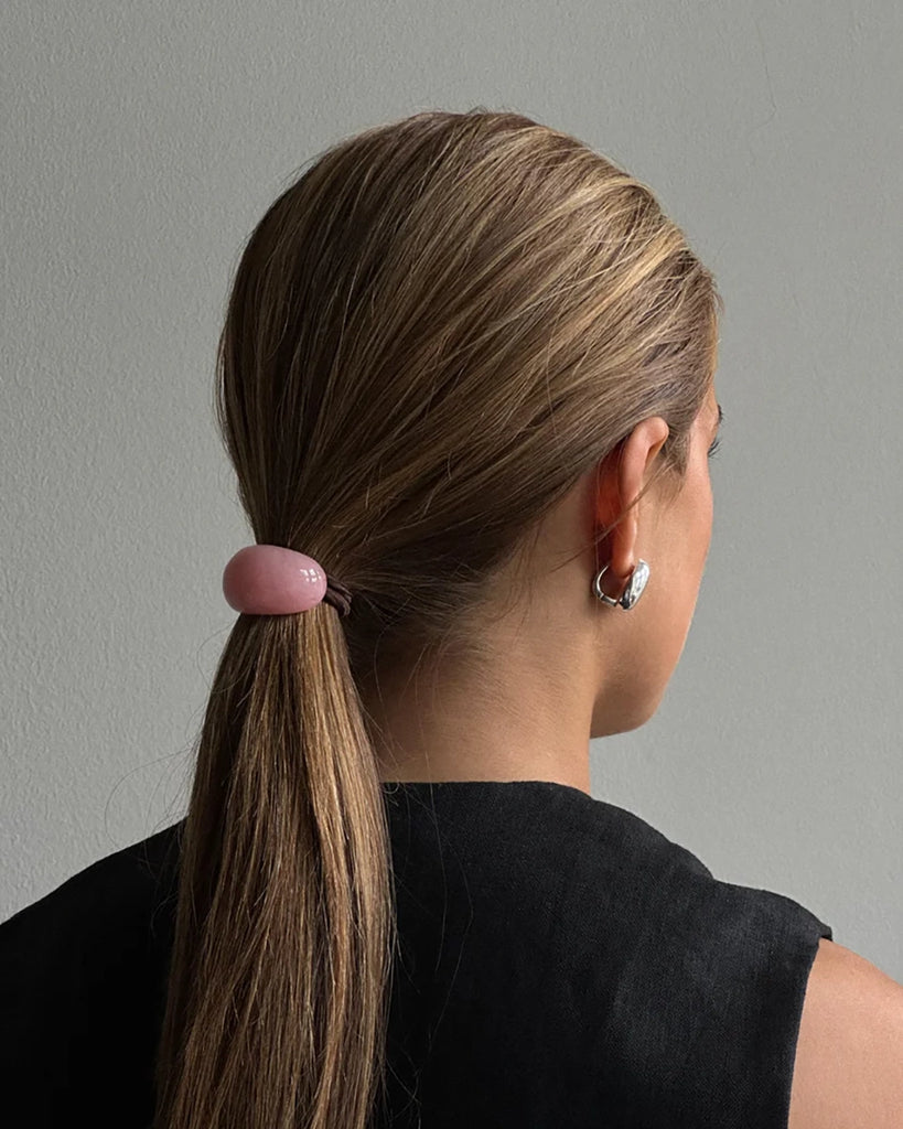 Cienka, elastyczna gumka do włosów Romy Pico Copenhagen z minimalistycznym, błękitnym elementem o obłym kształcie wykonanym z żywicy syntetycznej.