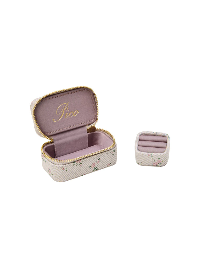 Mini kuferek do przechowywania biżuterii Pico Copenhagen z przegródkami wewnątrz. Obszyty piękną tkaniną. Zapinany za pomocą zamka błyskawicznego. To idealny pomysł na prezent.&nbsp;