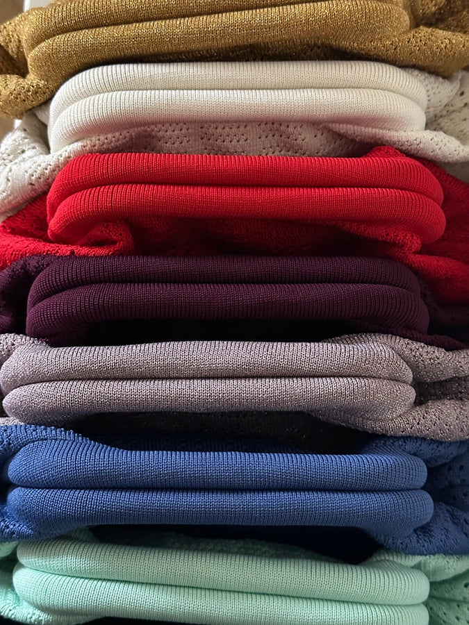 Ręcznie wykonana, mała materiałowa kopertówka Rosalia Clutch Pico Copenhagen. Wykonana z tkaniny z delikatnym, ażurowym wzorem. Posiada odczepiany, długi sznurek. Zapinana za pomocą zatrzaskowego zapięcia. Idealna do wieczorowych stylizacji.