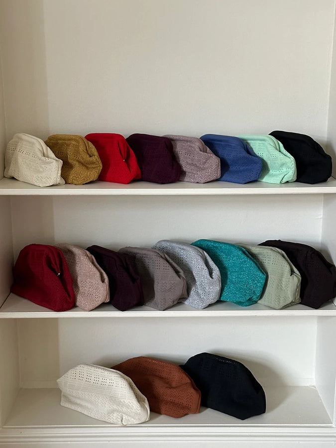Ręcznie wykonana, mała materiałowa kopertówka Rosalia Clutch Pico Copenhagen. Wykonana z tkaniny z delikatnym, ażurowym wzorem. Posiada odczepiany, długi sznurek. Zapinana za pomocą zatrzaskowego zapięcia. Idealna do wieczorowych stylizacji.