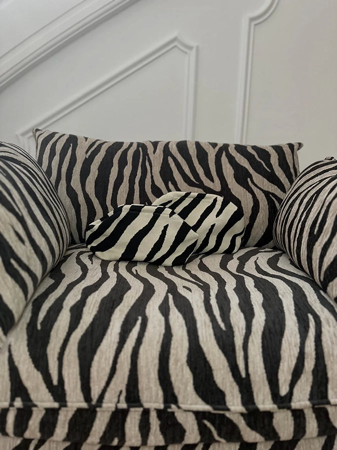 Ręcznie wykonana, mała materiałowa kopertówka Rosalia Clutch Pico Copenhagen. Wykonana z tkaniny z delikatnym, ażurowym wzorem w zwierzęcy print. Posiada odczepiany, długi sznurek. Zapinana za pomocą zatrzaskowego zapięcia. Idealna do wieczorowych stylizacji.