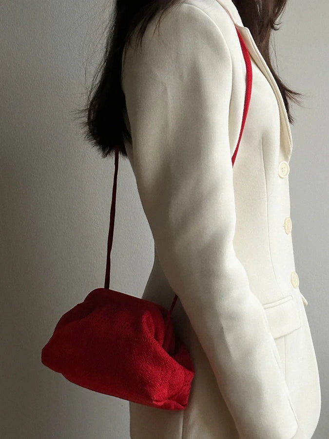 Ręcznie wykonana, mała materiałowa kopertówka Rosalia Clutch Pico Copenhagen. Wykonana z tkaniny z delikatnym, ażurowym wzorem. Posiada odczepiany, długi sznurek. Zapinana za pomocą zatrzaskowego zapięcia. Idealna do wieczorowych stylizacji.