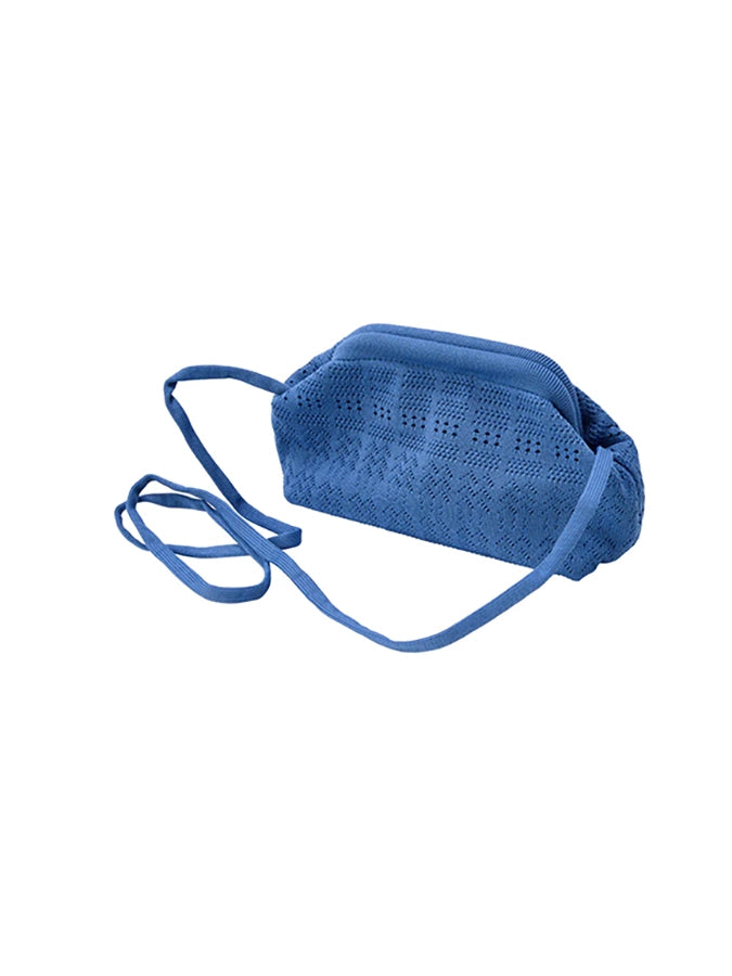 Ręcznie wykonana, mała materiałowa kopertówka Rosalia Clutch Pico Copenhagen. Wykonana z tkaniny z delikatnym, ażurowym wzorem. Posiada odczepiany, długi sznurek. Zapinana za pomocą zatrzaskowego zapięcia. Idealna do wieczorowych stylizacji.