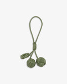 Uroczy breloczek Pine Cone SUI AVA składający się z plecionych kulek połączonych sznurkiem z pętelką, który bez z łatwością przymocujesz do torebki lub kluczy.