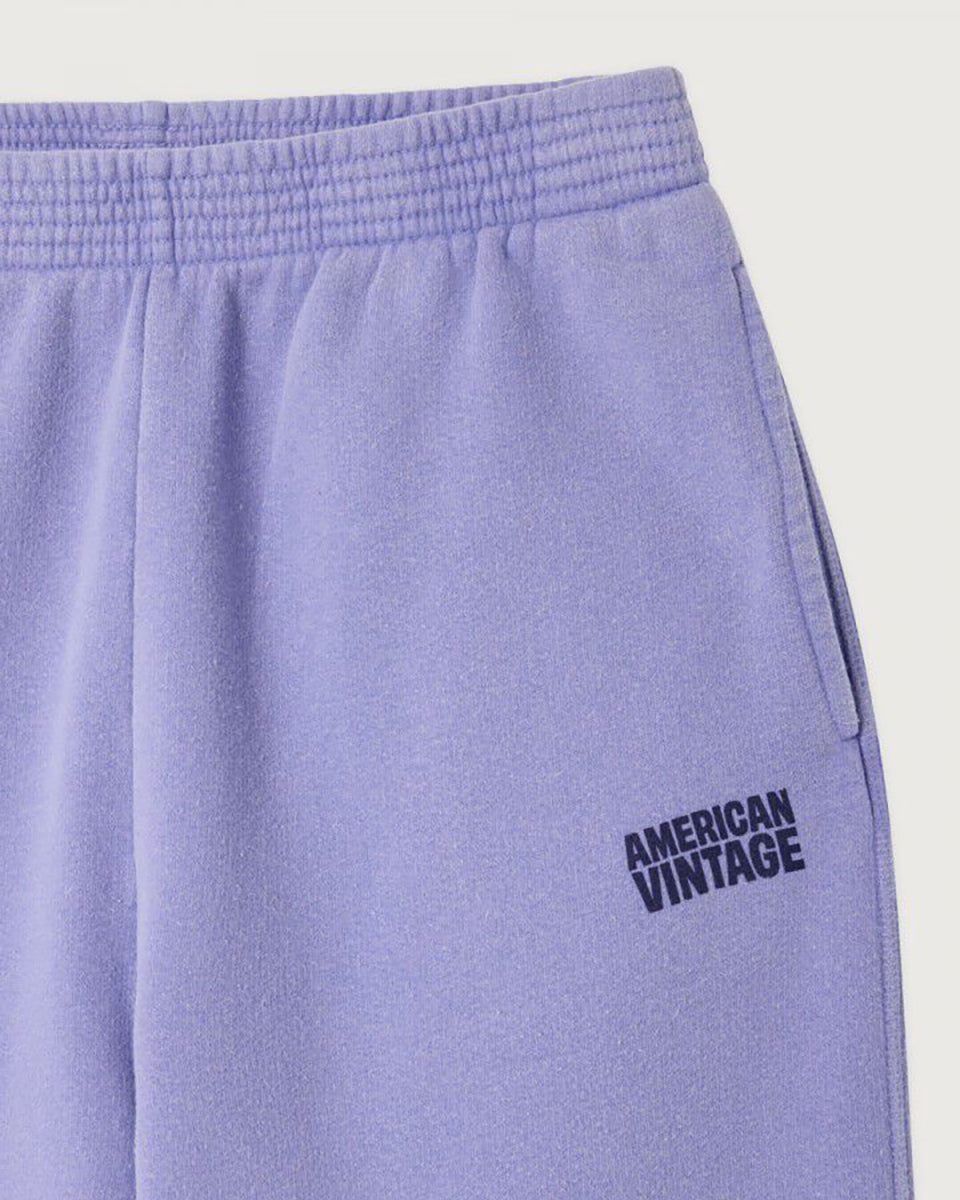 Luźne spodnie dresowe PLI05 American Vintage z prostą nogawką i elastycznym pasem ze sznurkiem. Posiadają dwie kieszenie boczne i kontrastujący nadruk z logo. Wykonane z miękkiej bawełny o zwartej strukturze.&nbsp;

-Luźny krój

-Miękka, zwarta bawełna

-Wybierz swój standardowy rozmiar&nbsp;