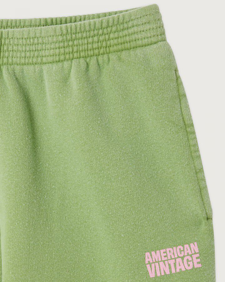 Luźne spodnie dresowe PLI05 American Vintage z prostą nogawką i elastycznym pasem ze sznurkiem. Posiadają dwie kieszenie boczne i kontrastujący nadruk z logo. Wykonane z miękkiej bawełny o zwartej strukturze.&nbsp;

-Luźny krój

-Miękka, zwarta bawełna

-Wybierz swój standardowy rozmiar&nbsp;