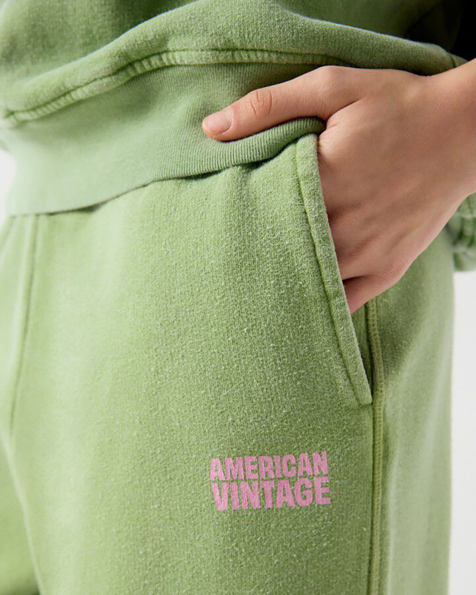 Luźne spodnie dresowe PLI05 American Vintage z prostą nogawką i elastycznym pasem ze sznurkiem. Posiadają dwie kieszenie boczne i kontrastujący nadruk z logo. Wykonane z miękkiej bawełny o zwartej strukturze.&nbsp;

-Luźny krój

-Miękka, zwarta bawełna

-Wybierz swój standardowy rozmiar&nbsp;