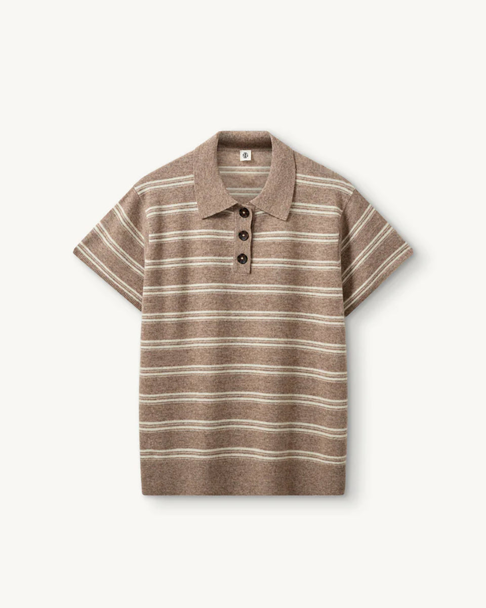 Luźne, dzianinowe polo Como Beige Melange/Cream Stripe w paski, z klasycznym kołnierzykiem zapinanym na trzy guziki. Rękawy i dół zakończone są klasycznymi ściągaczami. Wykonane z tkaniny z wełną i kaszmirem. Krótki rękaw i luźny fason zapewnia przewiewność oraz swobodę ruchów. Zestaw go z ulubionymi jeansami, aby uzyskać klasyczną, modną stylizację.&nbsp;

-Kołnierzyk z guzikami

-Tkanina z wełną i kaszmirem