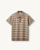 Luźne, dzianinowe polo Como Beige Melange/Cream Stripe w paski, z klasycznym kołnierzykiem zapinanym na trzy guziki. Rękawy i dół zakończone są klasycznymi ściągaczami. Wykonane z tkaniny z wełną i kaszmirem. Krótki rękaw i luźny fason zapewnia przewiewność oraz swobodę ruchów. Zestaw go z ulubionymi jeansami, aby uzyskać klasyczną, modną stylizację.&nbsp;

-Kołnierzyk z guzikami

-Tkanina z wełną i kaszmirem