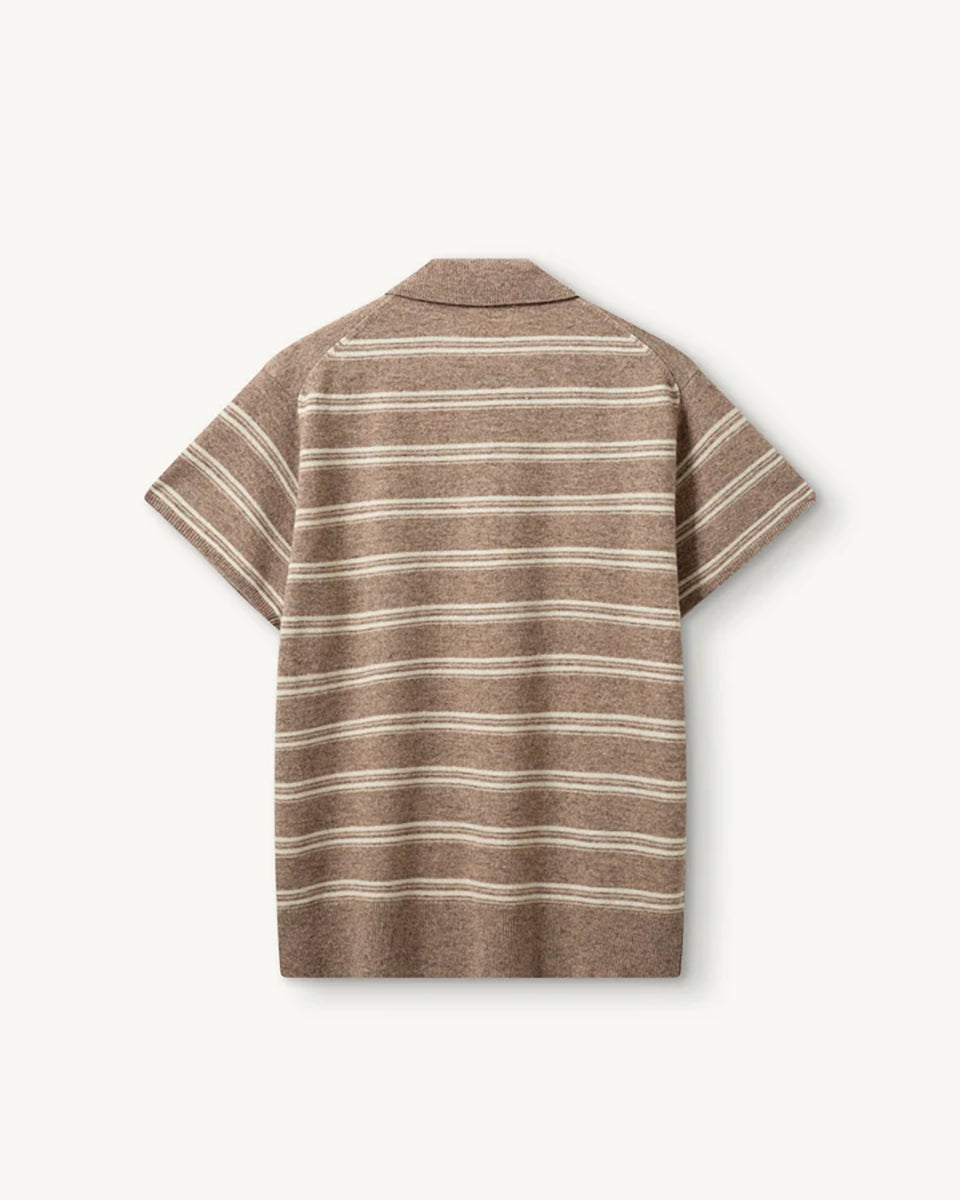 Luźne, dzianinowe polo Como Beige Melange/Cream Stripe w paski, z klasycznym kołnierzykiem zapinanym na trzy guziki. Rękawy i dół zakończone są klasycznymi ściągaczami. Wykonane z tkaniny z wełną i kaszmirem. Krótki rękaw i luźny fason zapewnia przewiewność oraz swobodę ruchów. Zestaw go z ulubionymi jeansami, aby uzyskać klasyczną, modną stylizację.&nbsp;

-Kołnierzyk z guzikami

-Tkanina z wełną i kaszmirem