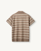 Luźne, dzianinowe polo Como Beige Melange/Cream Stripe w paski, z klasycznym kołnierzykiem zapinanym na trzy guziki. Rękawy i dół zakończone są klasycznymi ściągaczami. Wykonane z tkaniny z wełną i kaszmirem. Krótki rękaw i luźny fason zapewnia przewiewność oraz swobodę ruchów. Zestaw go z ulubionymi jeansami, aby uzyskać klasyczną, modną stylizację.&nbsp;

-Kołnierzyk z guzikami

-Tkanina z wełną i kaszmirem