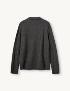 Luźny, miękki, dzianinowy sweter Como Cable Grey Melange w warkoczowy splot z klasycznym kołnierzykiem i długim rękawem. Przy kołnierzyku posiada trzy ciemne, kontrastujące guziki. Wykończony ściągaczami. Wykonany z mieszanki wełny i kaszmiru. Zestaw go z jasnymi jeansami i ulubionymi mokasynami, aby stworzyć idealną, wiosenną stylizację.

-Warkoczykowy splot

-Tkanina z wełną i kaszmirem

-Zamów w swoim standardowym rozmiarze