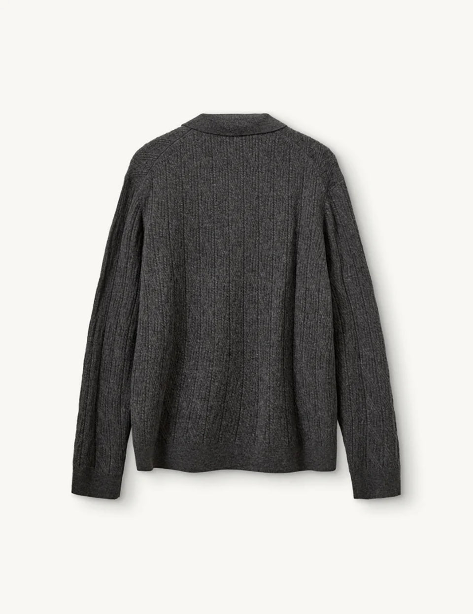 Luźny, miękki, dzianinowy sweter Como Cable Grey Melange w warkoczowy splot z klasycznym kołnierzykiem i długim rękawem. Przy kołnierzyku posiada trzy ciemne, kontrastujące guziki. Wykończony ściągaczami. Wykonany z mieszanki wełny i kaszmiru. Zestaw go z jasnymi jeansami i ulubionymi mokasynami, aby stworzyć idealną, wiosenną stylizację.

-Warkoczykowy splot

-Tkanina z wełną i kaszmirem

-Zamów w swoim standardowym rozmiarze