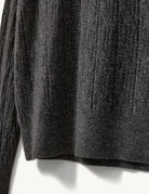Luźny, miękki, dzianinowy sweter Como Cable Grey Melange w warkoczowy splot z klasycznym kołnierzykiem i długim rękawem. Przy kołnierzyku posiada trzy ciemne, kontrastujące guziki. Wykończony ściągaczami. Wykonany z mieszanki wełny i kaszmiru. Zestaw go z jasnymi jeansami i ulubionymi mokasynami, aby stworzyć idealną, wiosenną stylizację.

-Warkoczykowy splot

-Tkanina z wełną i kaszmirem

-Zamów w swoim standardowym rozmiarze