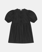 Luźna, czarna sukienka 9005 Poplin Mini Dress Black marki GANNI z okrągłym dekoltem i krótkimi, bufiastymi rękawami, które kończą się nad łokciem. Wiązana z przodu za pomocą sznurków. Odcięta wysoko w talii i rozkloszowana w dół. Wykonana z bawełny organicznej.

-Luźny fason

-100% bawełna organiczna

-Zamów w swoim standardowym rozmiarze